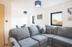 2 Bed Family Apt w/BALCONY & PARKING! ☆ FREE NETFLIX - With 50 Inch Smart TV, FREE NETFLIX & WIFI - Birmingham City Centre, By 02 Academy, Cube & Mailbox